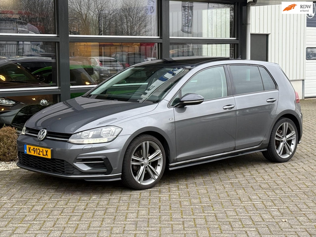 Volkswagen Golf - 1.6 TDI Highline R-Line Panoramadak Navi Camera Carplay !! - AutoWereld.nl