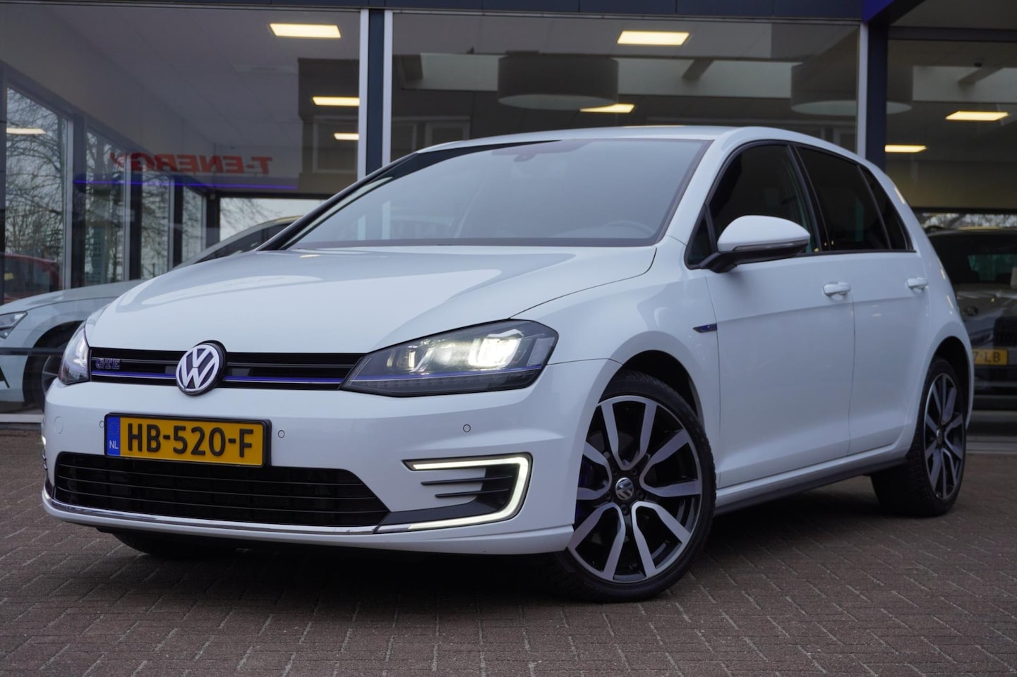 Volkswagen Golf - 1.4 TSI GTE 5deurs | Automaat | Vol opties | 18 inch | Trekhaak | PDC | Navigatie | Inruil - AutoWereld.nl