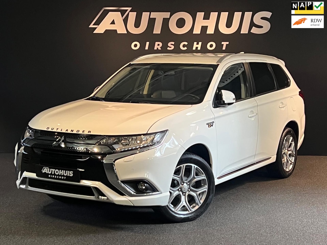 Mitsubishi Outlander - 2.4 PHEV Intense Camera/Stoelverwarming/Standkachel/Navi/Clima - AutoWereld.nl