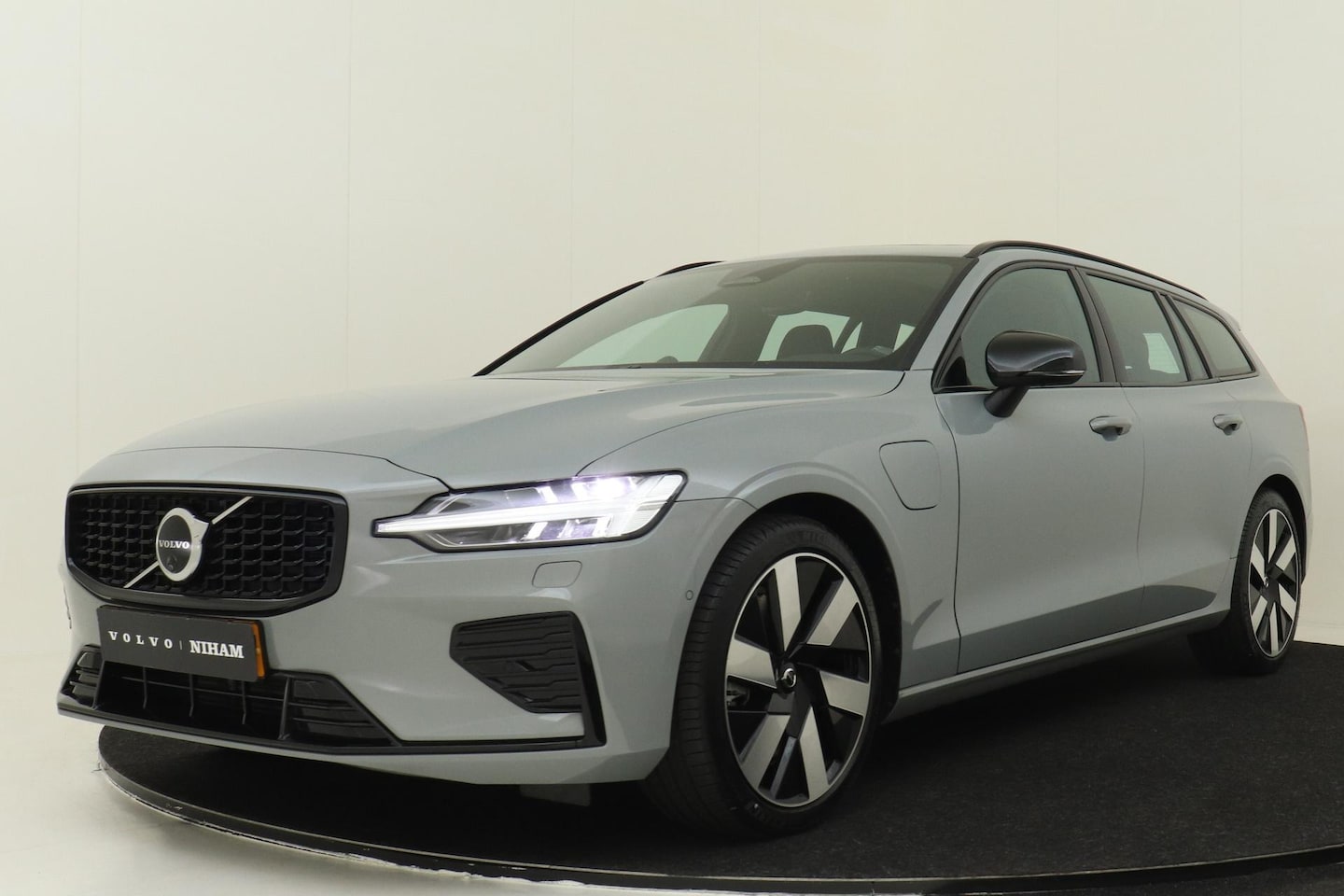 Volvo V60 - T6 PLUG-IN HYBRID AWD ULTRA DARK -PANO.DAK|BOWERS&WILKINS|360°CAM|20" - AutoWereld.nl