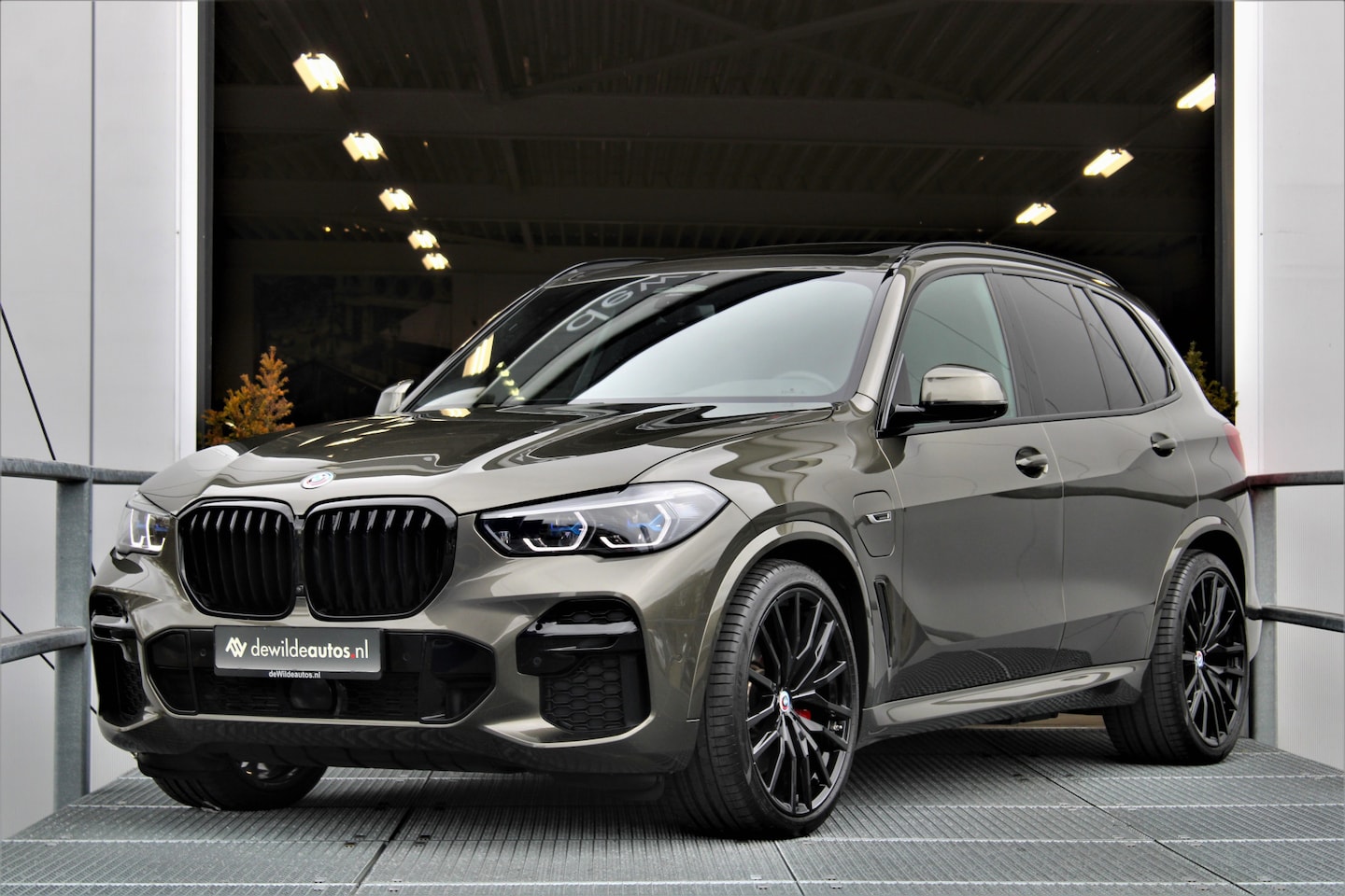 BMW X5 - xDrive45e M-sport 394pk Manhattan M-stoelen Bowers&Wilkins SkyLounge TV Carbon Massage - AutoWereld.nl