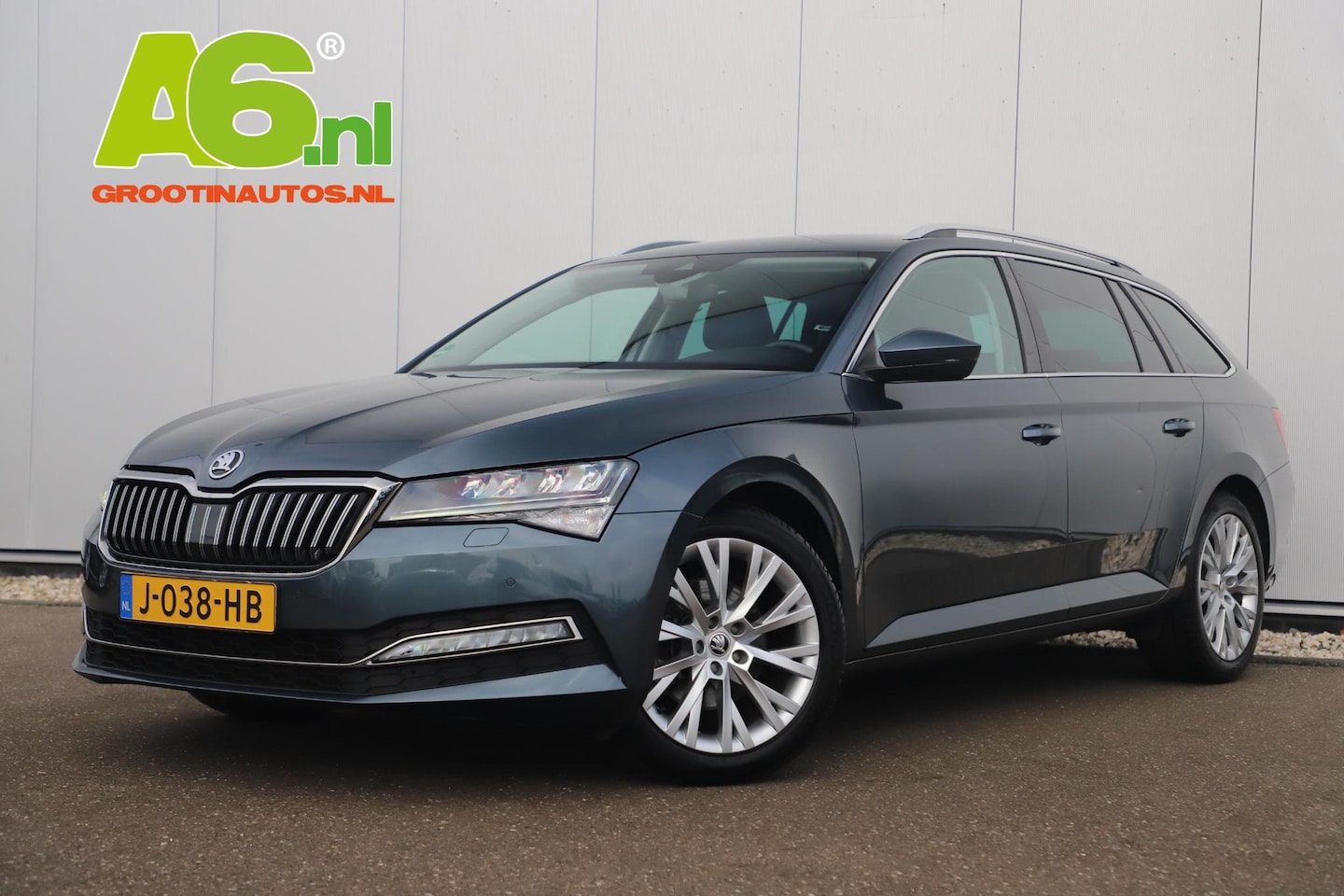 Skoda Superb Combi - 2.0 TDI Business Edition Automaat Trekhaak Keyless Half Leder Navigatie Achteruitrijcamera - AutoWereld.nl