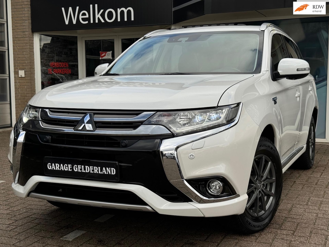 Mitsubishi Outlander - PHEV Pure+ | Volleder | Navi | Pano | Camera | Cruise | Climate | Full-Option's! - AutoWereld.nl