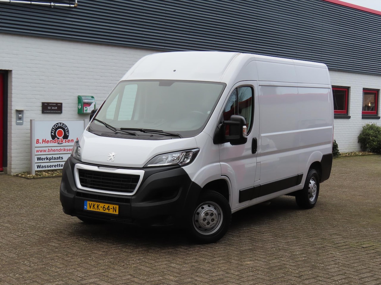 Peugeot Boxer - GB 330 L2H2 BlueHDi 140PK Premium/ Trekhaak/ Camera achter/ PDC/ Navi/ DAB/ 3 Zitplaatsen/ - AutoWereld.nl