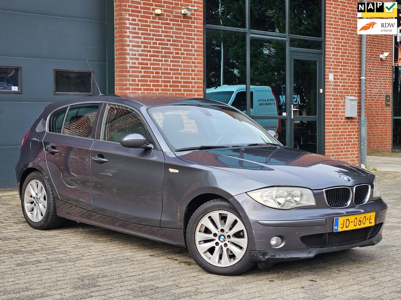 BMW 1-serie - 118i 1e Eignr|Airco|Stoelverw|Stuurbed|Lmv|Nap|Boekjes - AutoWereld.nl