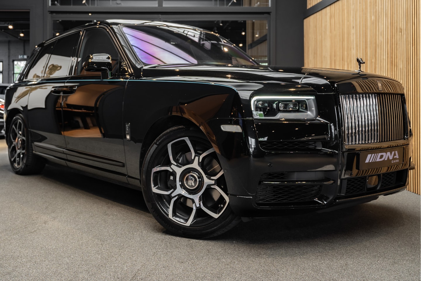 Rolls-Royce Cullinan - Black Badge Perlino Leder V12 Koelkast Tiffany Sterrenhemel Black - AutoWereld.nl