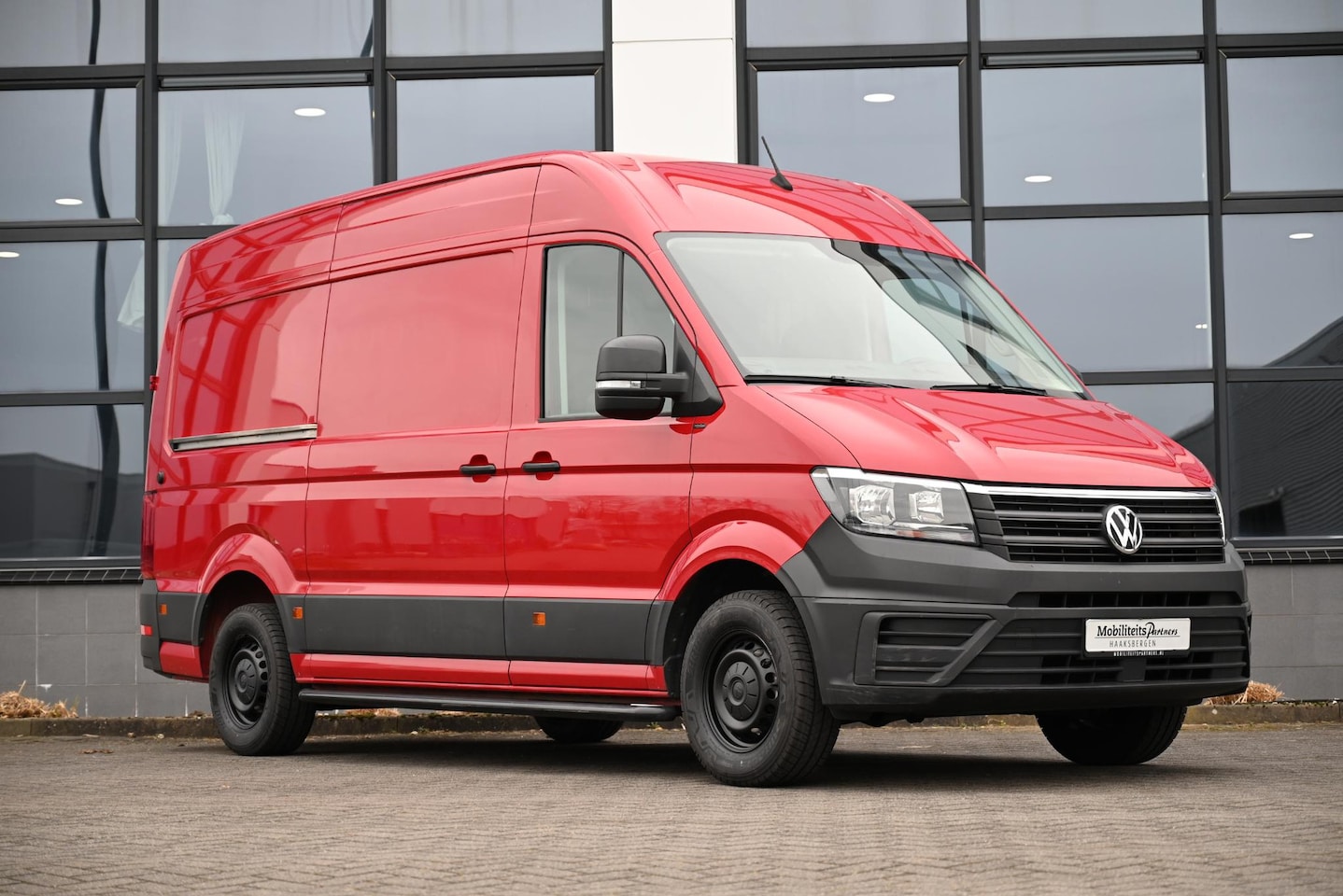 Volkswagen Crafter - 2.0 TDI L3H3 Rood | Nav | Apple Carplay | Cam | 140 pk | Leder - AutoWereld.nl