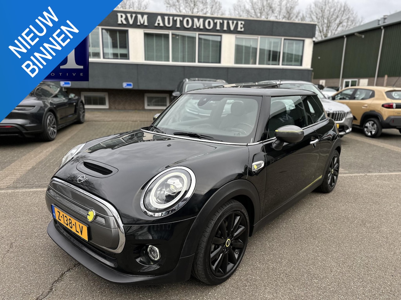 MINI Mini-Electric - Yours 33 kWh 3 FASE OPLADEN SOH 97% | PANO DAK | STOELVERARMING | CAMERA | APPLE CARPLAY | - AutoWereld.nl