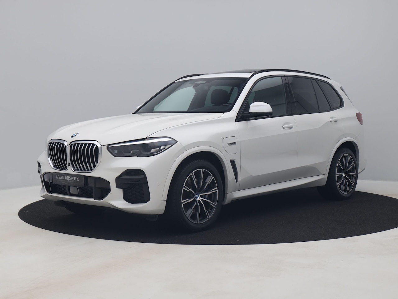 BMW X5 - xDrive45e Executive M Sport | 360º | PANO | ADAPTIVE | LUCHTVERING | HUD | STOEL- EN STUUR - AutoWereld.nl