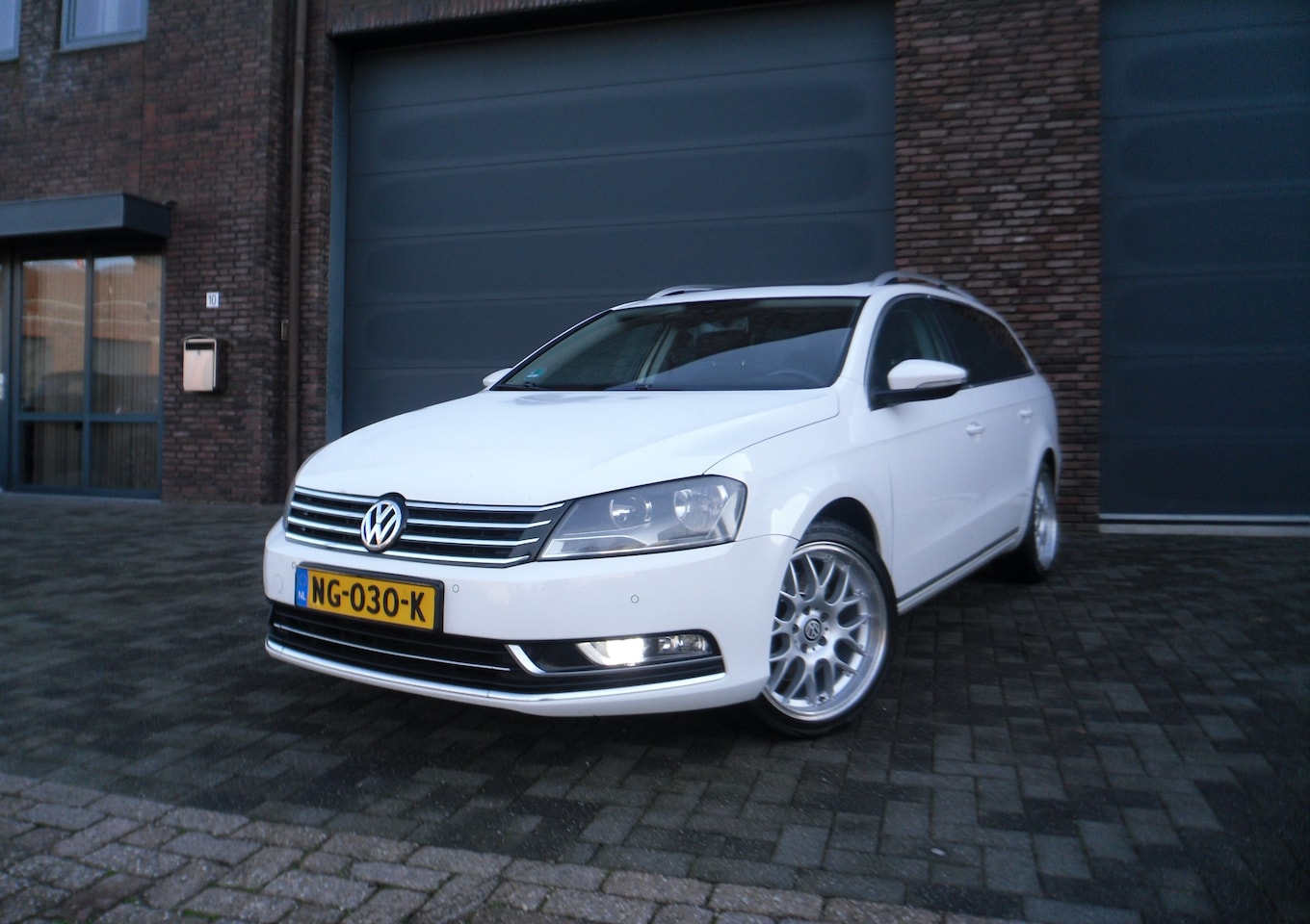 Volkswagen Passat Variant - 2.0 TDI Highline BlueMotion Panoramadak Navi Clima - AutoWereld.nl