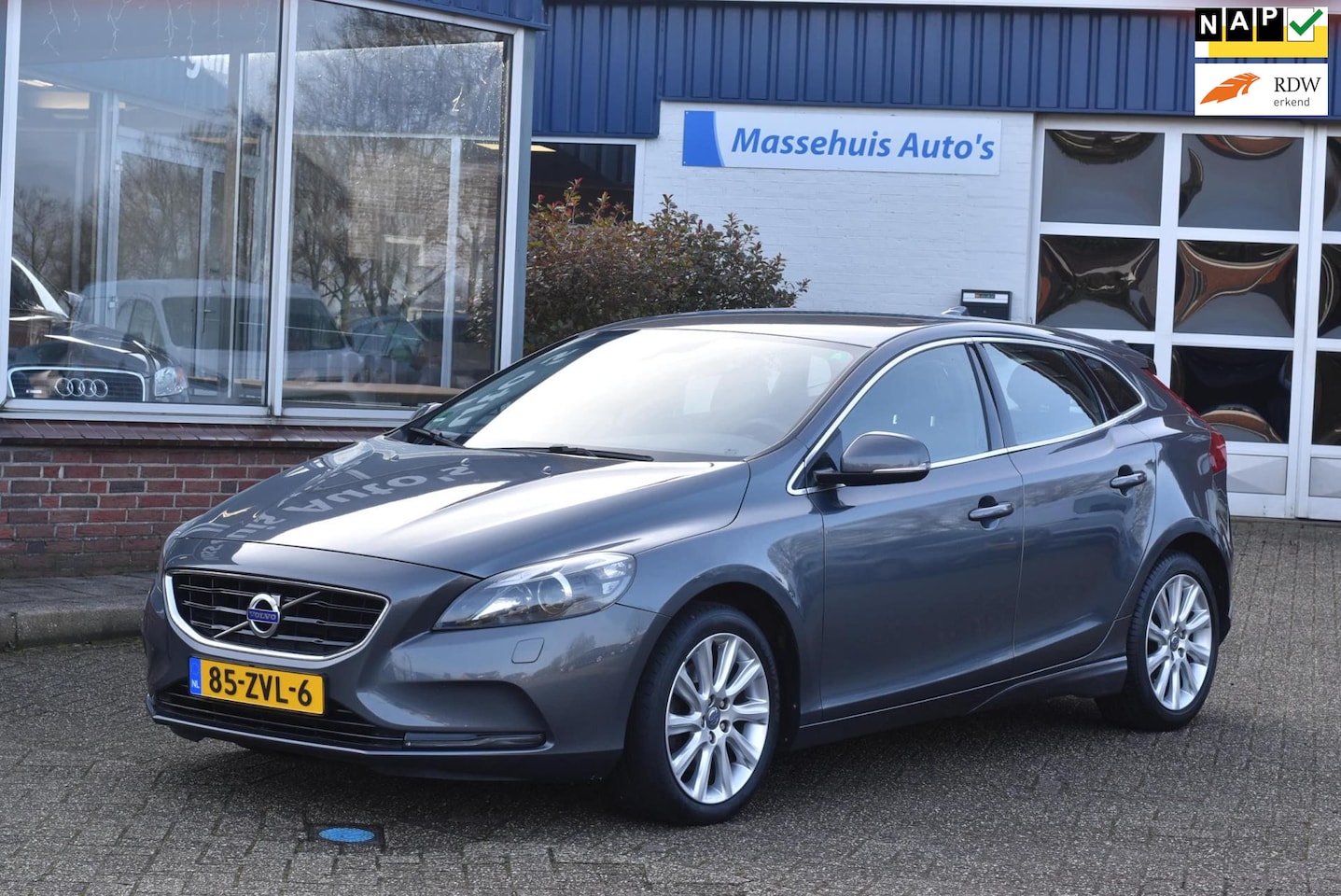 Volvo V40 - 1.6 T3 Summum Leer Trekhaak 150pk Camera Navi Cruise LED Nwe APK - AutoWereld.nl