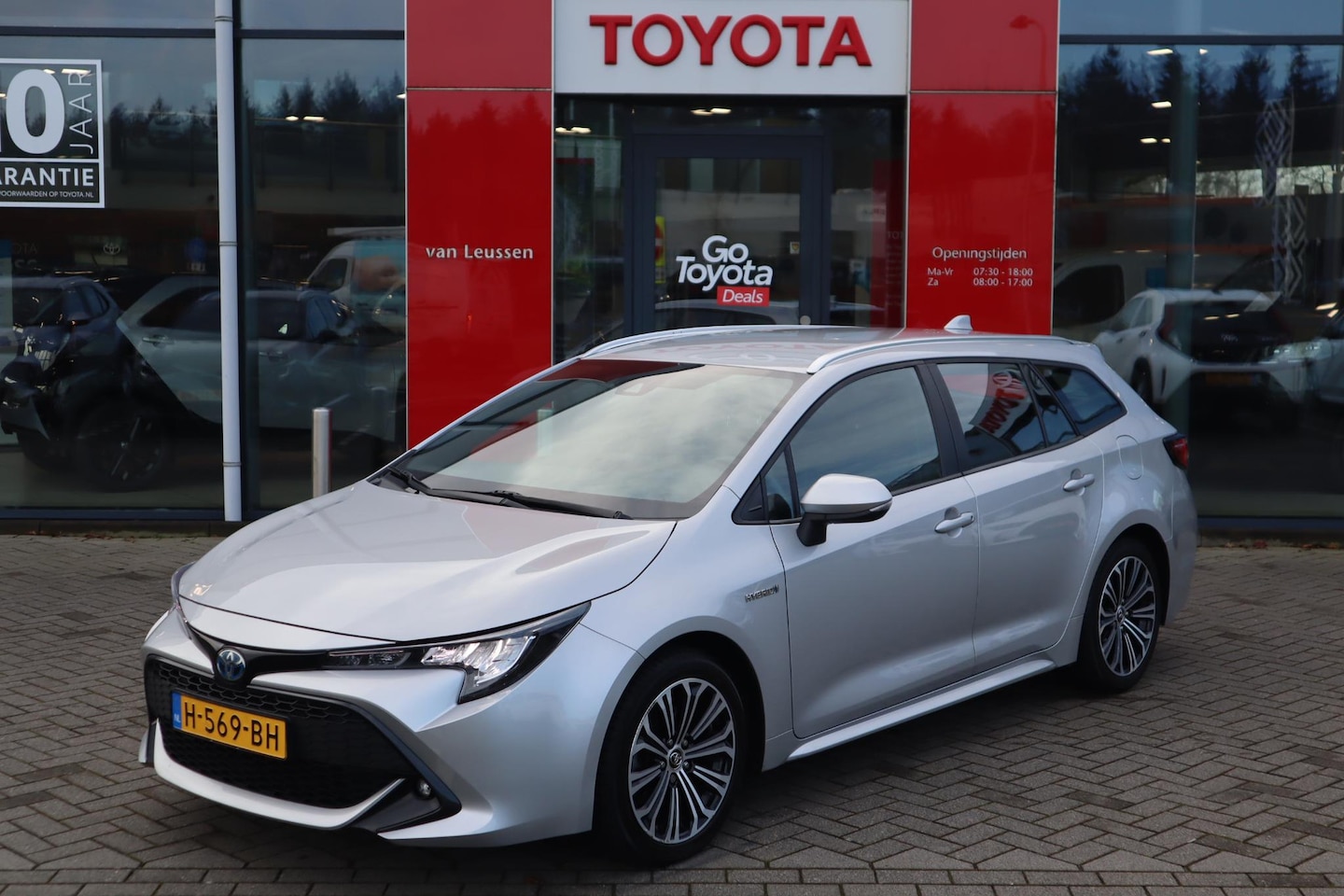 Toyota Corolla Touring Sports - 2.0 HYBRID DYNAMIC APPLE/ANDROID NAVI 17"LM-VELGEN LED PRIVACY-GLASS NL-AUTO - AutoWereld.nl