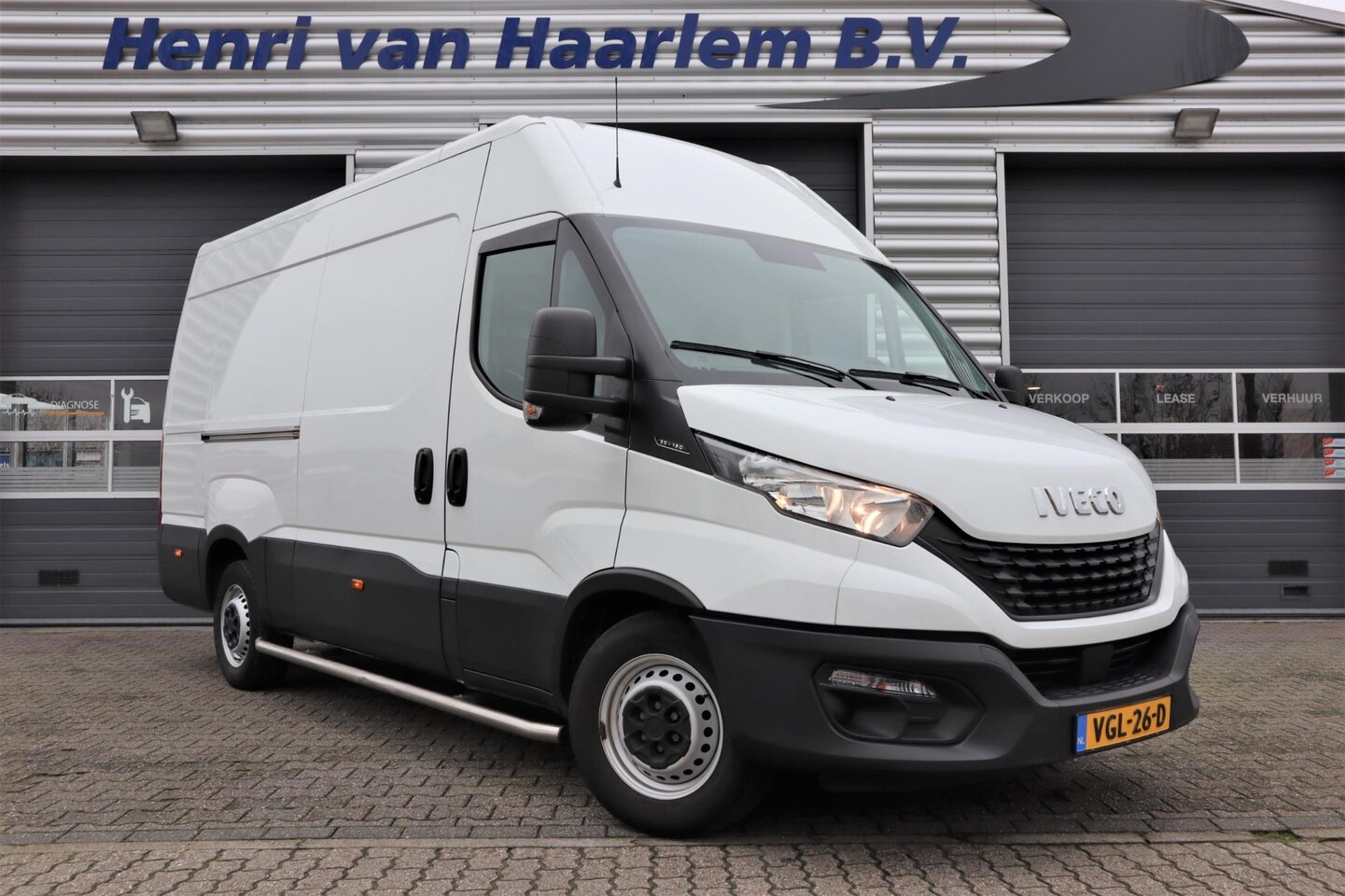 Iveco Daily - 35S12V 2.3 352 L3H2 | Airco | Achteruitrijcamera | Side-Bars | Multimedia - AutoWereld.nl