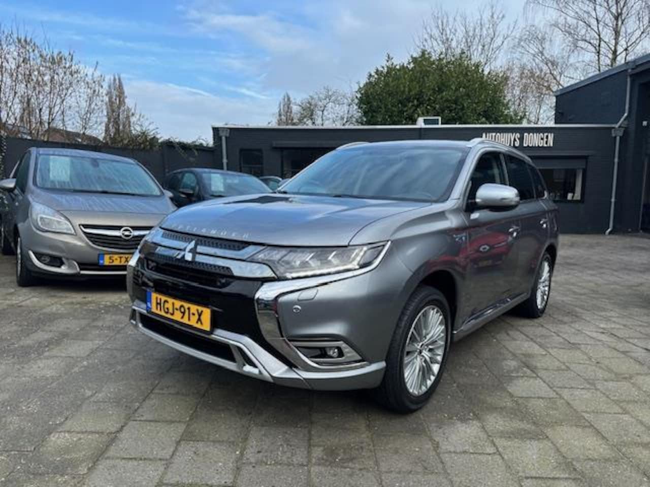 Mitsubishi Outlander - 2.4 PHEV Intense! Aut! Navi! LED! - AutoWereld.nl