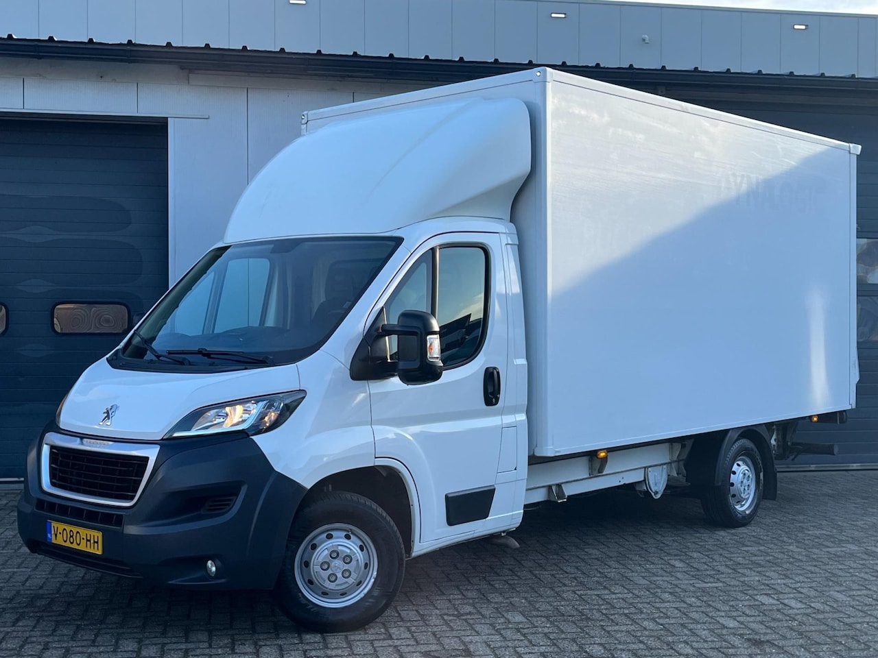 Peugeot Boxer - 2.2HDI 131pk Bakwagen Laadklep Camera Navi Airco 3-pers. - AutoWereld.nl