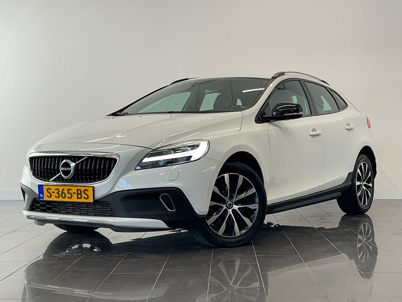 Volvo V40 Cross Country - 1.5 T3 Momentum | airco (automatisch) | lichtmetalen velgen 16" | voorstoelen verwarmd - AutoWereld.nl