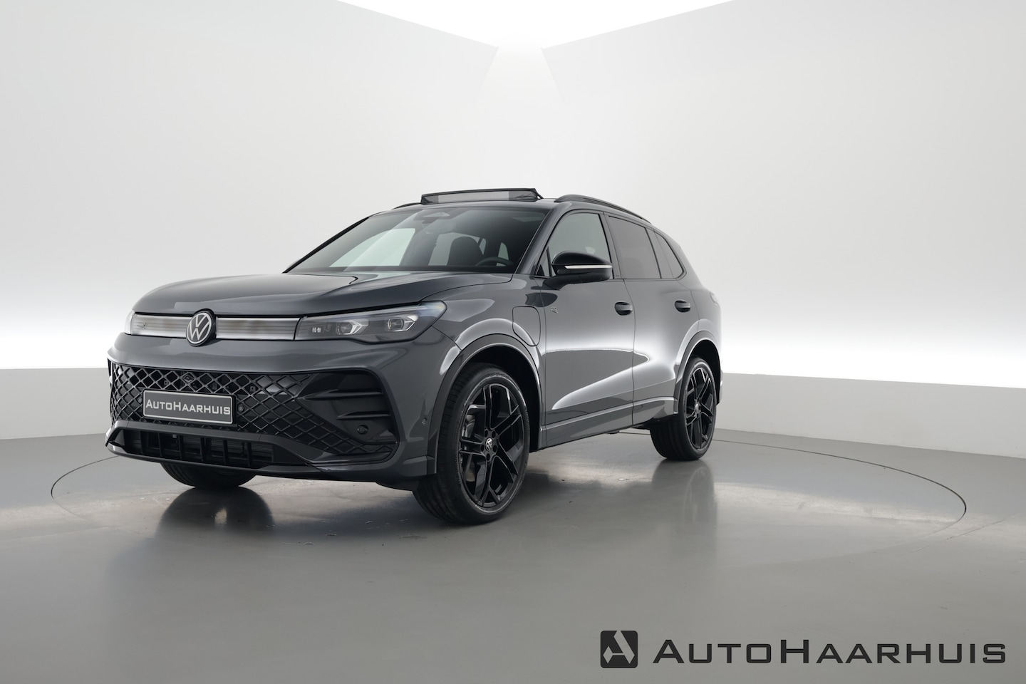 Volkswagen Tiguan - 1.5 eHybrid R-Line 272pk Black Style | Pano | Massage | Elek. Trekhaak | 360cam | IQ. Ligh - AutoWereld.nl