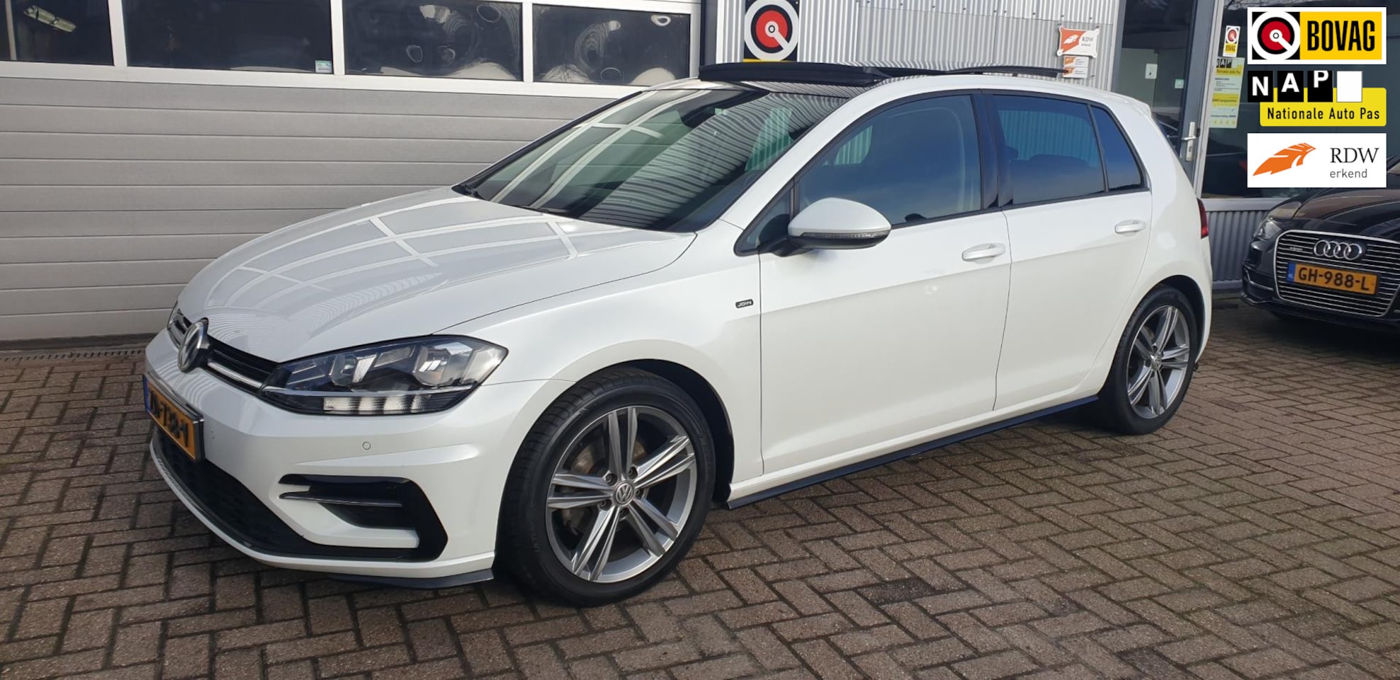 Volkswagen Golf - 1.0 TSI Highline R Panodak Park Pilot Trekhaak - AutoWereld.nl