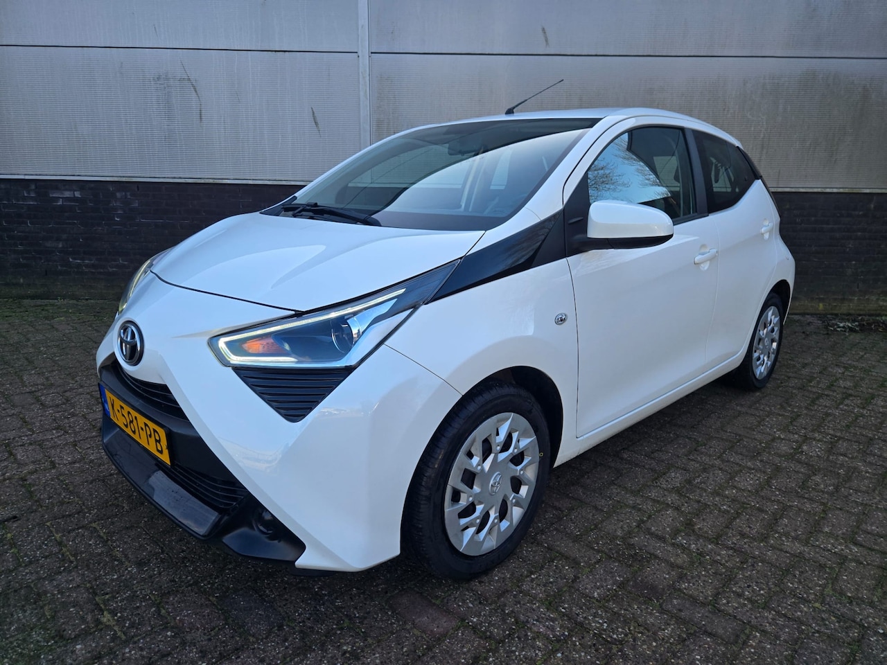 Toyota Aygo - 1.0 VVT-i x-play 1.0 VVT-i x-play - AutoWereld.nl