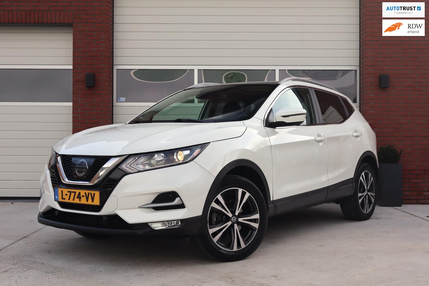 Nissan Qashqai - 1.2 N-Connecta Automaat - Trekhaak - Panoramadak - Camera - PDC - Dealeronderhouden - AutoWereld.nl