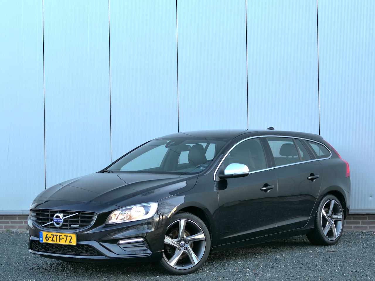 Volvo V60 - T3 R-Design Navi / Bluetooth / Trekhaak / Sportstoelen - AutoWereld.nl