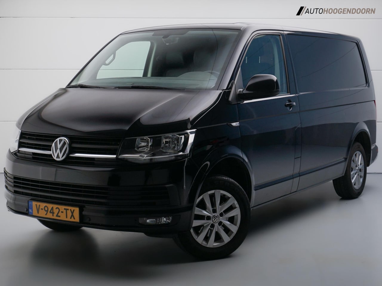 Volkswagen Transporter - 2.0 TDI L1H2 Highline (LED VERLICHTING,PARKEERSENSOREN,LEDEREN BEKLEDING,BLUETOOTH,TREKHAA - AutoWereld.nl