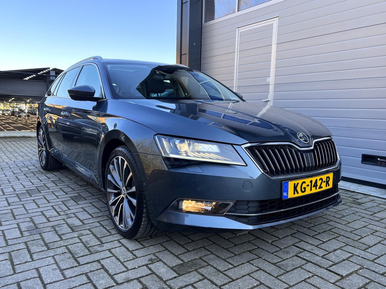 Skoda Superb Combi - 1.6 TDI Style Business - Schuif-/Kanteldak - Navigatie - Lederen Bekleding - ACC - Stoelve - AutoWereld.nl