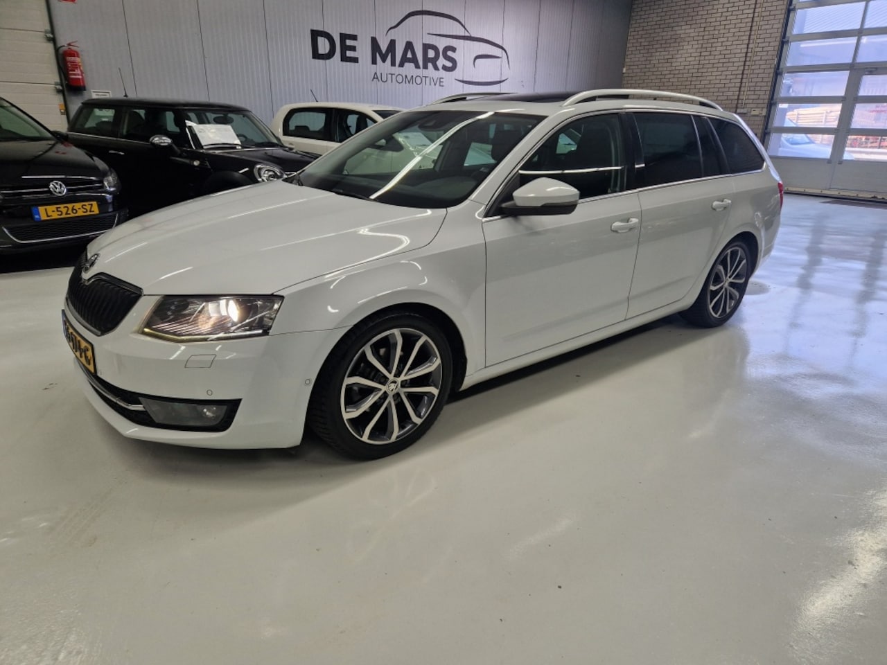 Skoda Octavia Combi - 1.6 TDI Grt Sty. Bns Automaat Pano Elec. Achterklep - AutoWereld.nl