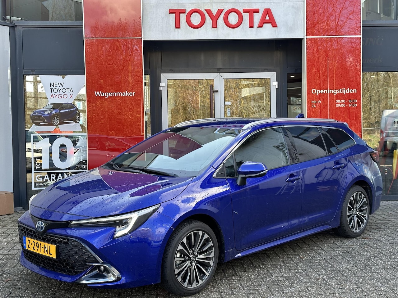 Toyota Corolla Touring Sports - 1.8 Hybrid First Edition NIEUW DIRECT LEVERBAAR ELEK-ACHTERKLEP KEYLESS STOELVERW NAVI - AutoWereld.nl