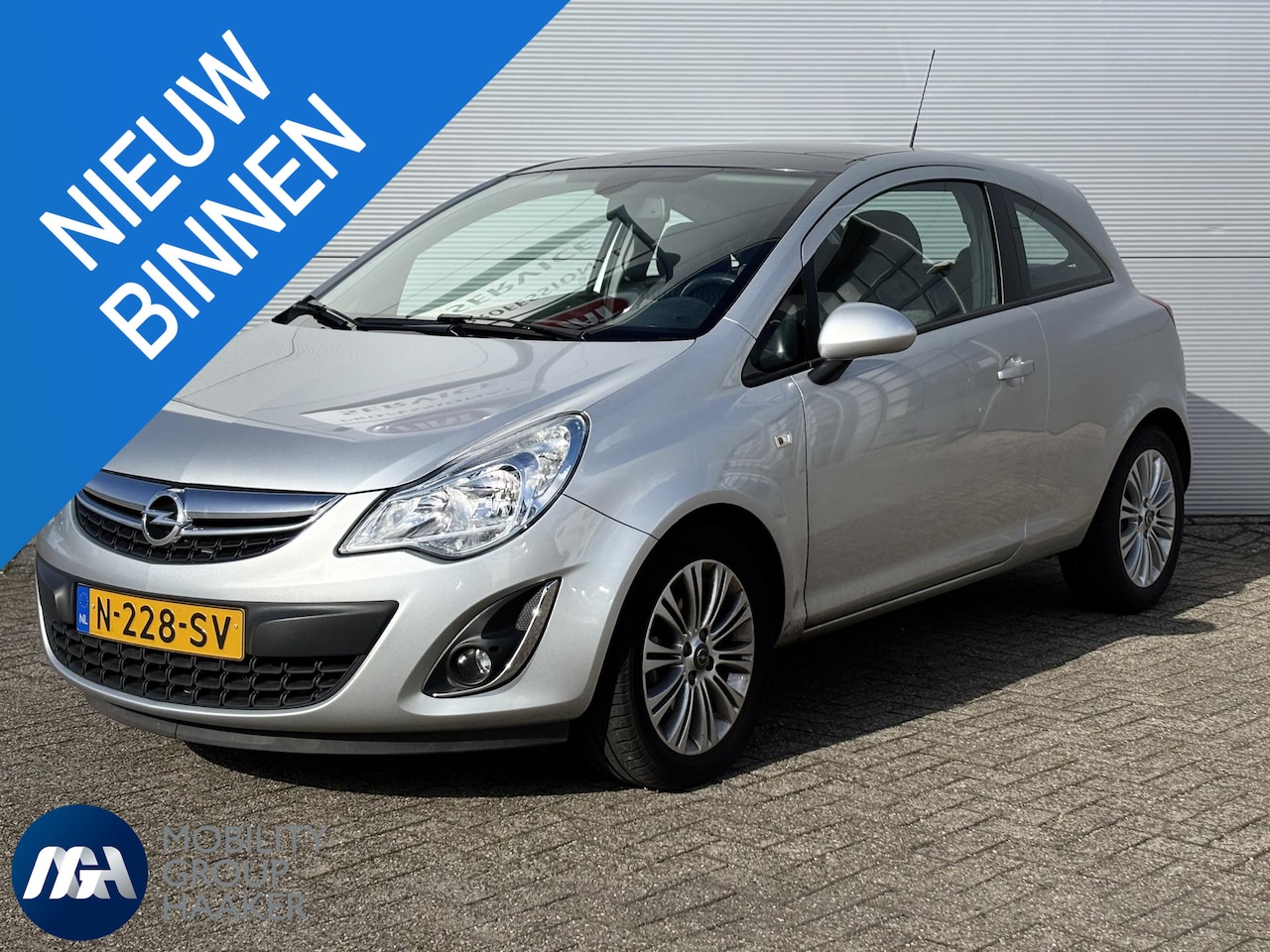 Opel Corsa - 1.4-16V Cosmo I Schuif-Kanteldak I Navigatie I Airconditioning I Volledig onderhouden - AutoWereld.nl