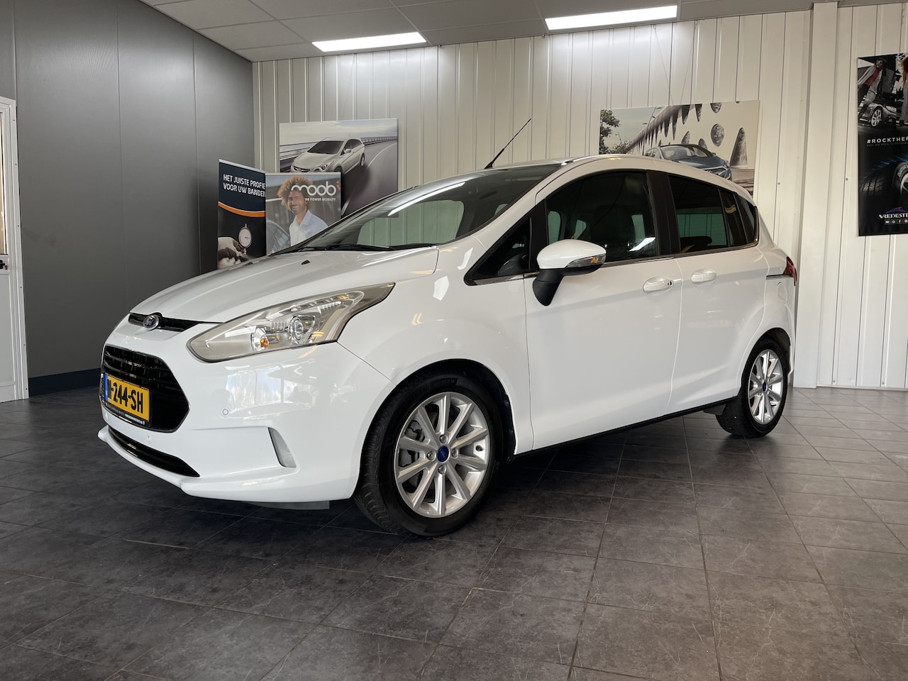 Ford B-Max - 1.0 EcoBoost Titanium Verwarmde voorstoelen, Parkeersensoren, Navigatie, Cruise control. - AutoWereld.nl