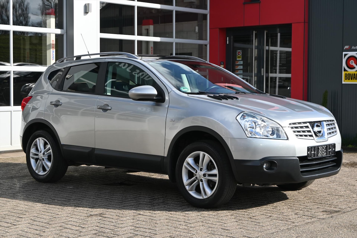 Nissan Qashqai - 2.0 141pk Automaat | Trekhaak | Panodak | Navi | Camera | Climate | Cruise - AutoWereld.nl