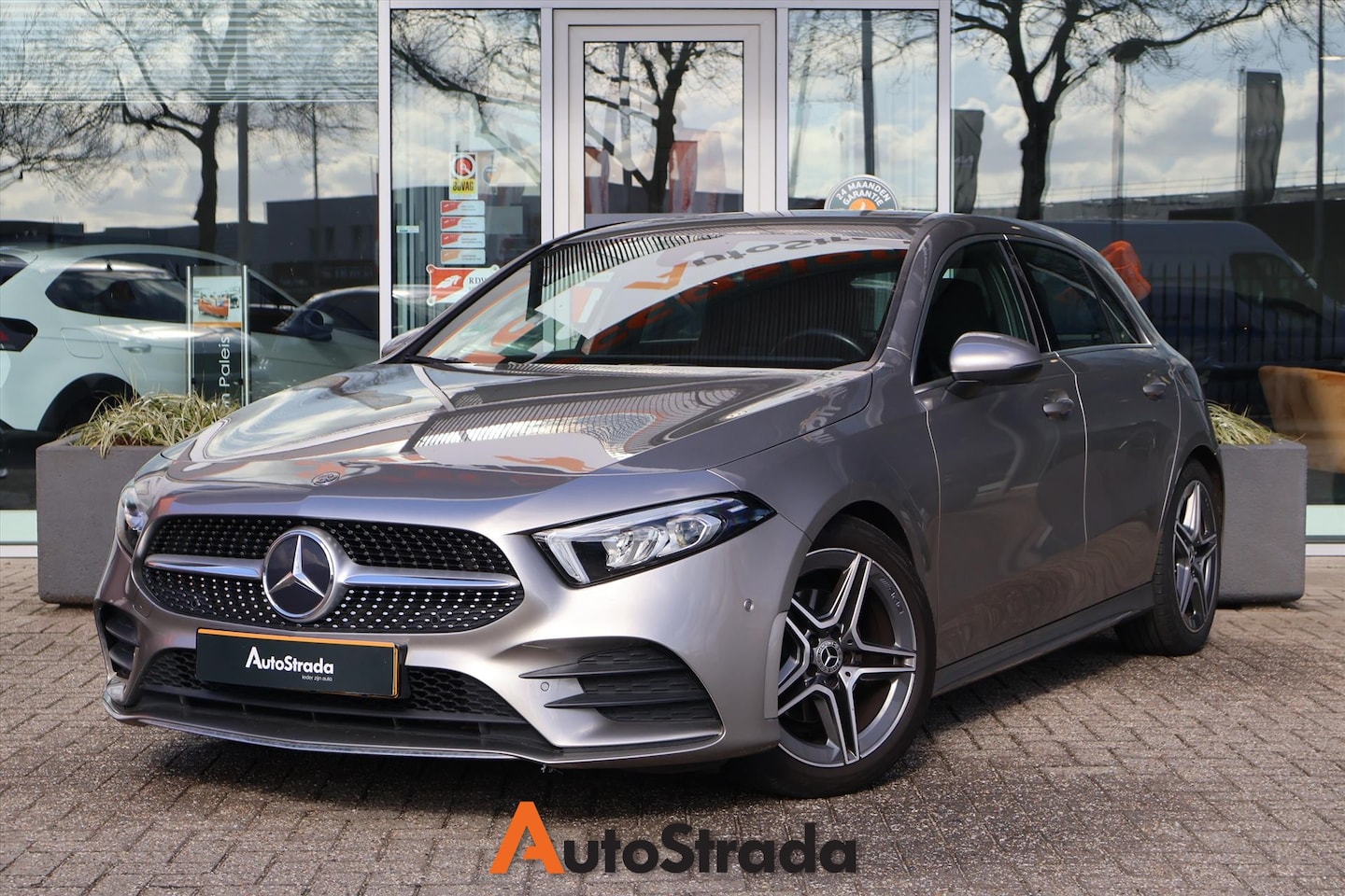 Mercedes-Benz A-klasse - A 180 AMG-Line 136pk 7G-DCT | Camera | Carplay | Navi | Stoelverwarming | Virtual | Climat - AutoWereld.nl