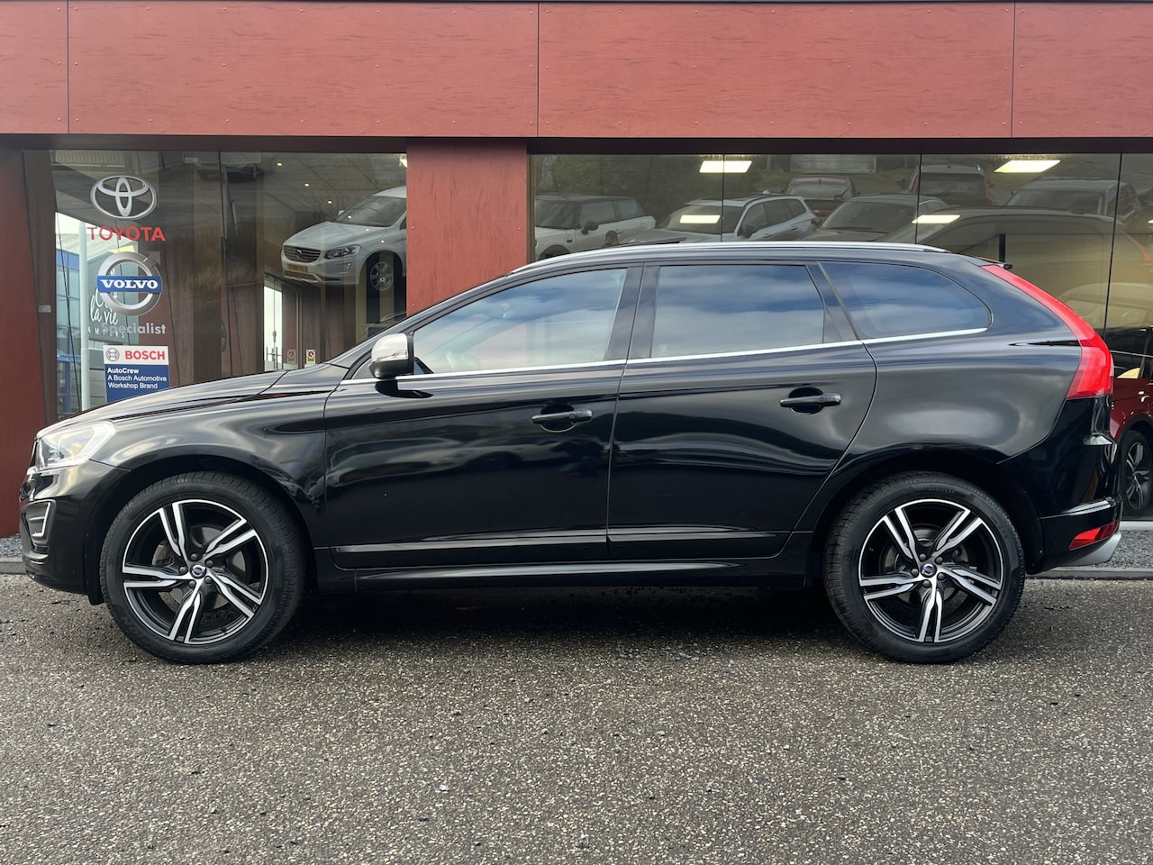 Volvo XC60 - 2.0 T5 FWD R-Design | Navi | Keyless | Camera | 20'' | Cruise | Pano - AutoWereld.nl