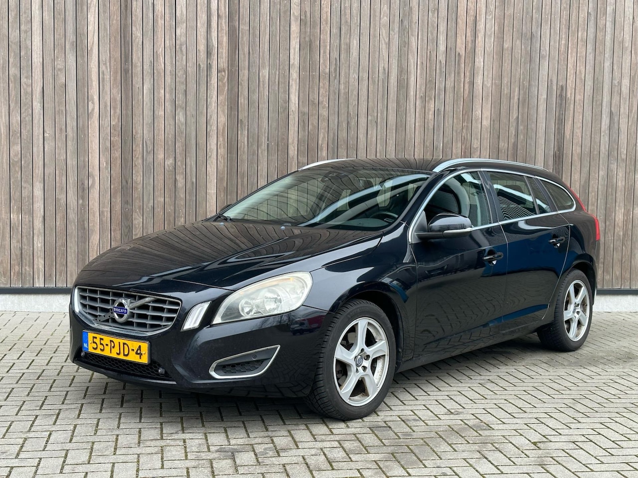 Volvo V60 - 2.0 D3 Momentum | CLIMA | NAVI | - AutoWereld.nl