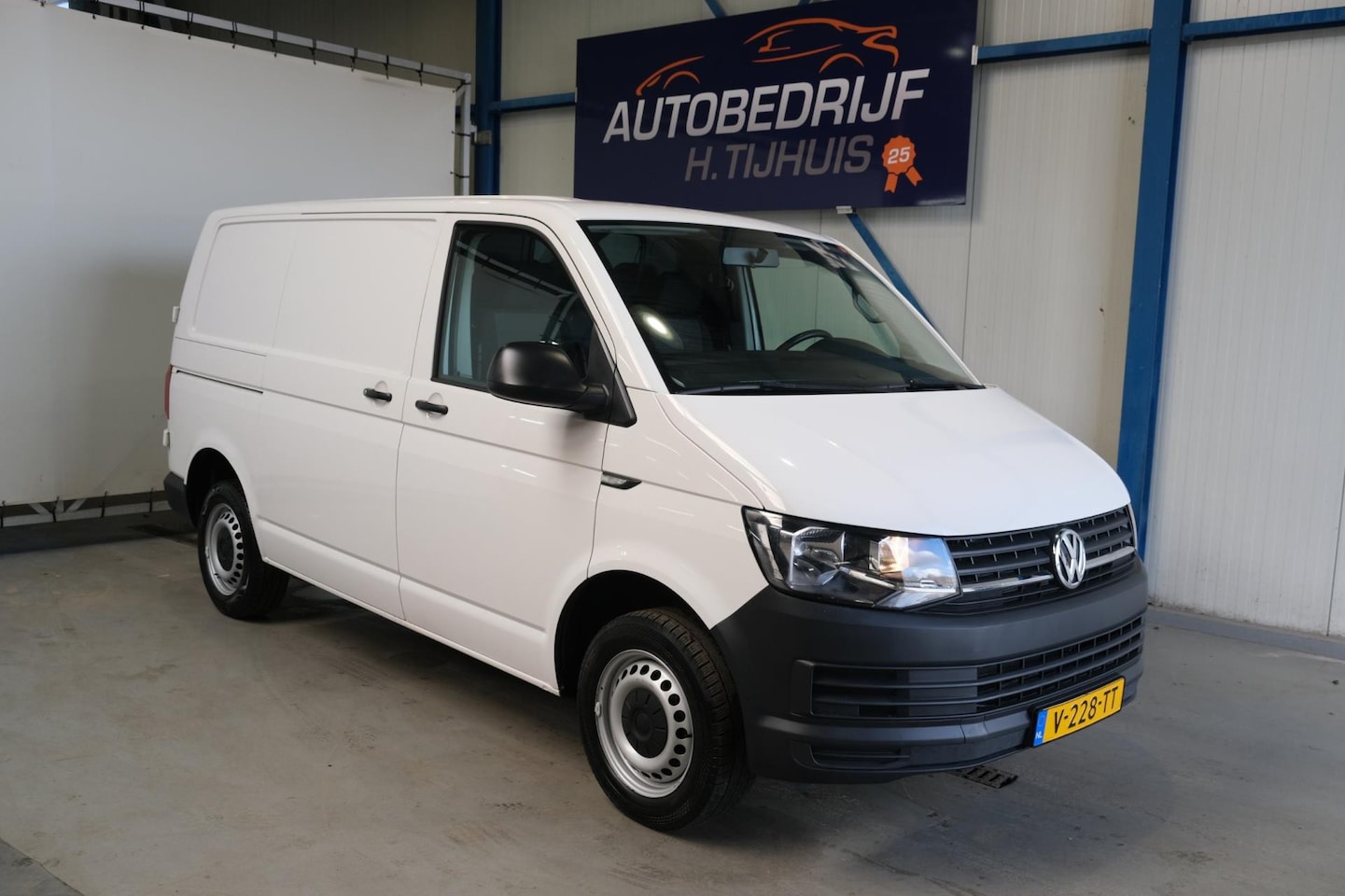 Volkswagen Transporter - 2.0 TDI L1H1 Comfortline - N.A.P. Airco, Cruise, Trekhaak. - AutoWereld.nl