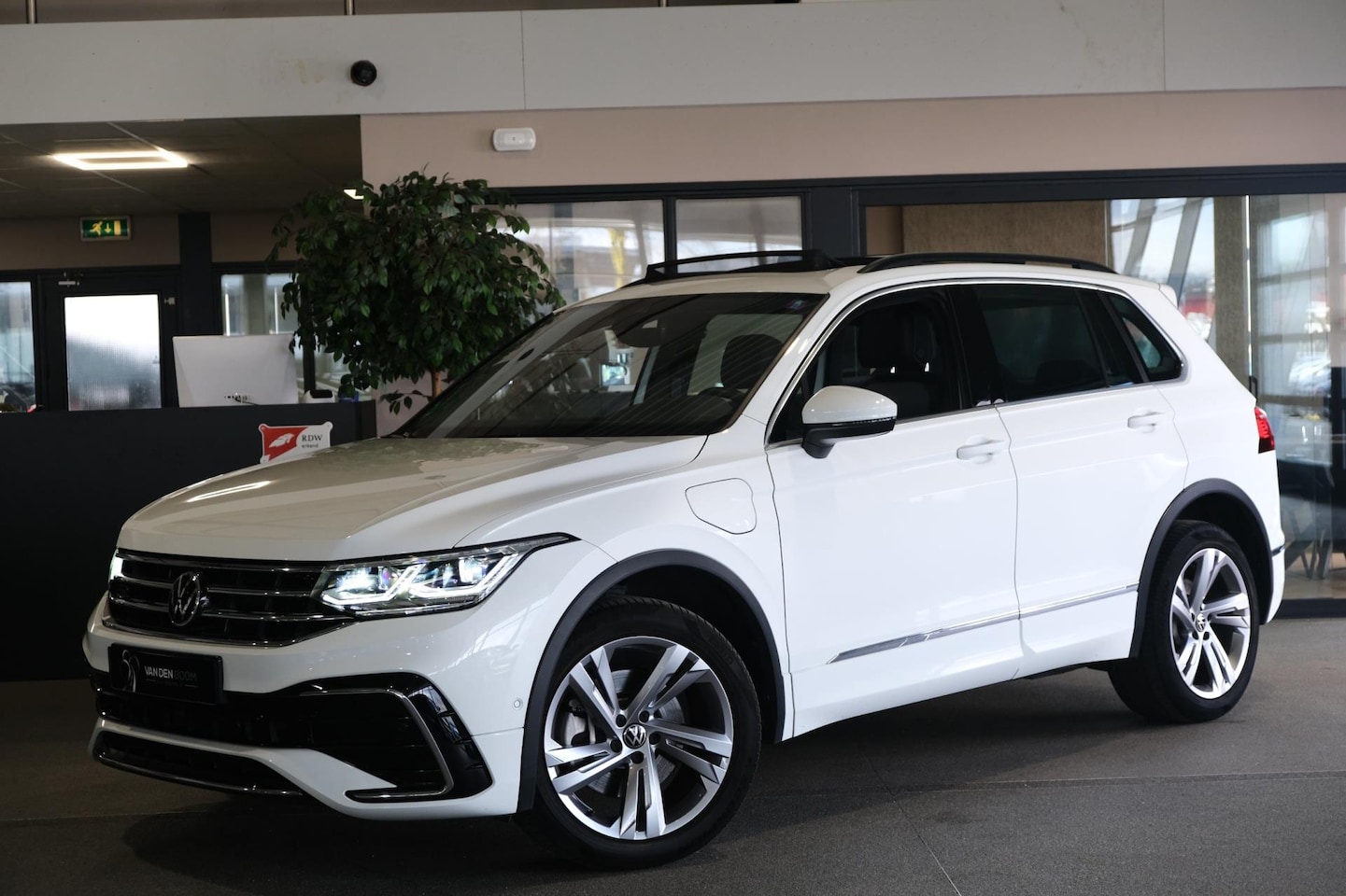 Volkswagen Tiguan - 1.4 TSI eHybrid R-Line Pano Trekhaak Camera Full - AutoWereld.nl