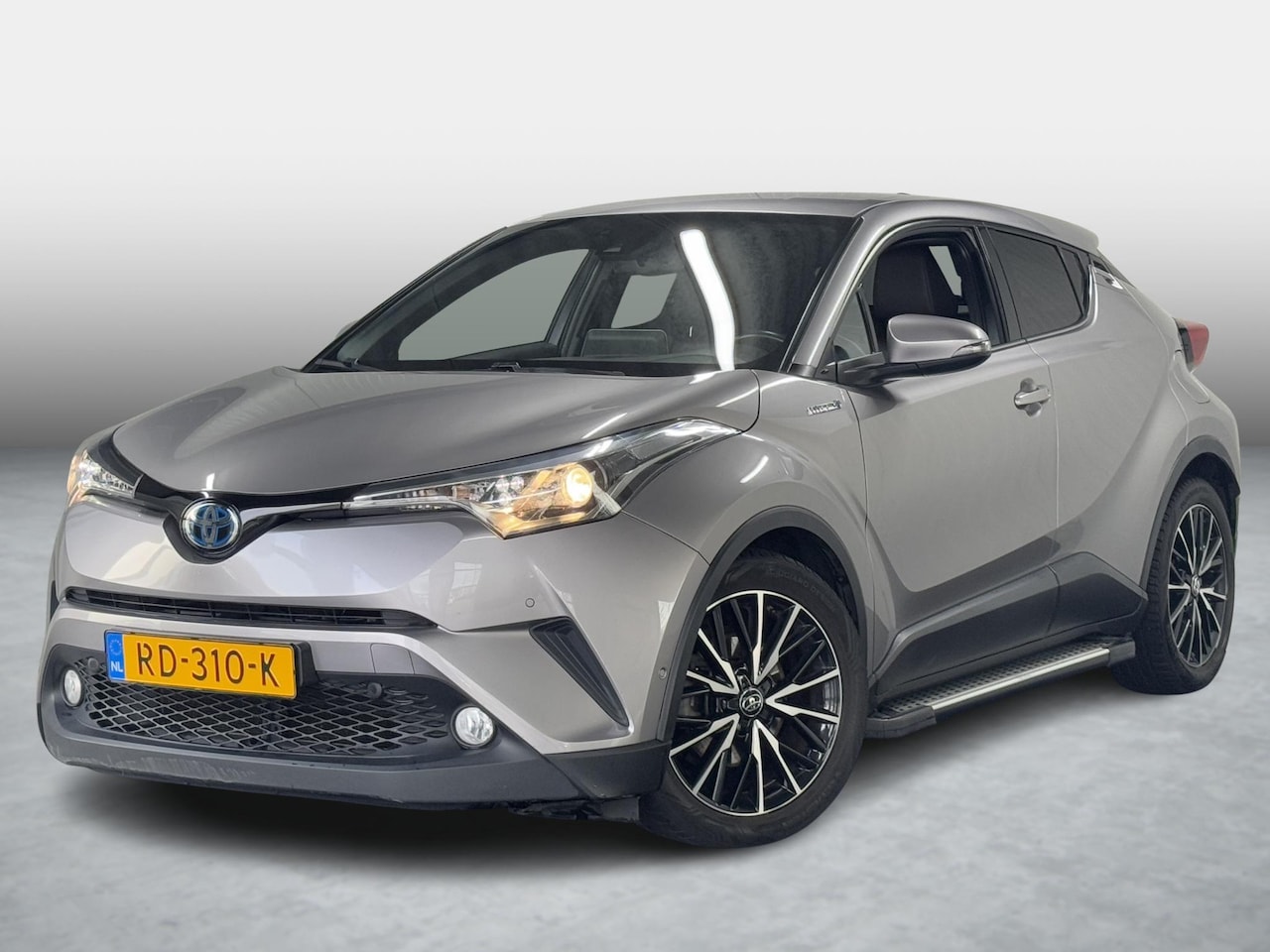 Toyota C-HR - 1.8 Hybrid Executive Half Leer Trekhaak - AutoWereld.nl