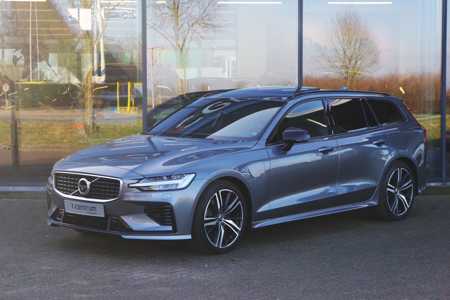 Volvo V60 - 2.0 T8 Twin Engine 390 PK AWD R-Design PHEV, Panoramadak, Elek. Trekhaak, H/K Sound, 360 C - AutoWereld.nl