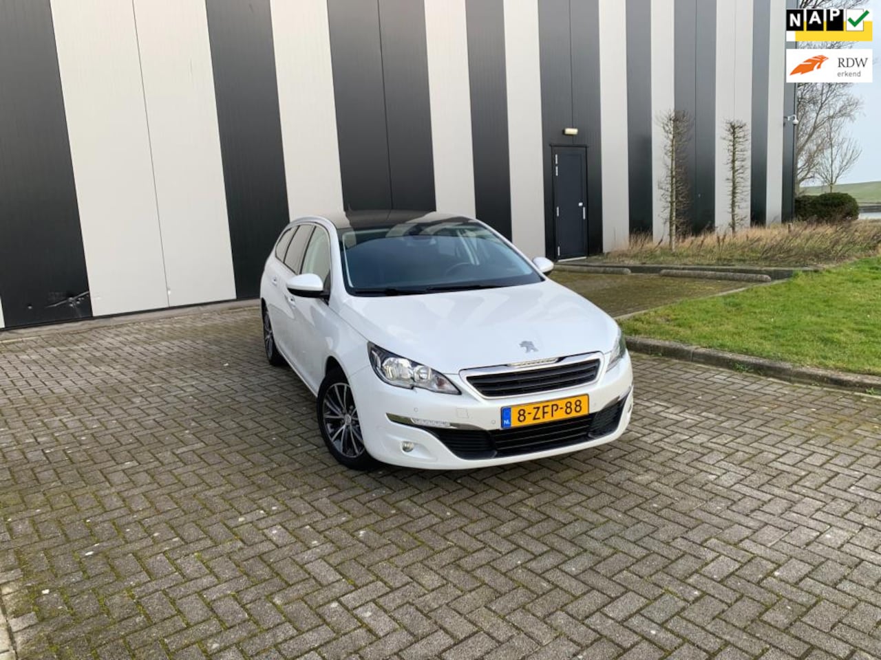 Peugeot 308 SW - 1.6 BlueHDI Blue Lease Limited Pano/Navi/Climate - AutoWereld.nl