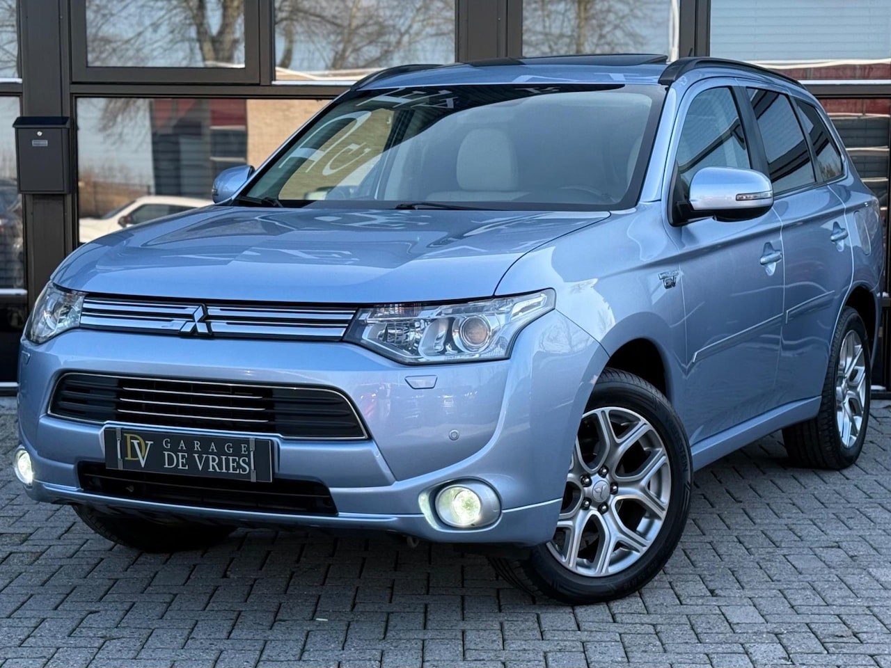 Mitsubishi Outlander - 2.0 PHEV Instyle+ Panoramadak Leder Camera Orig. NL NAP - AutoWereld.nl