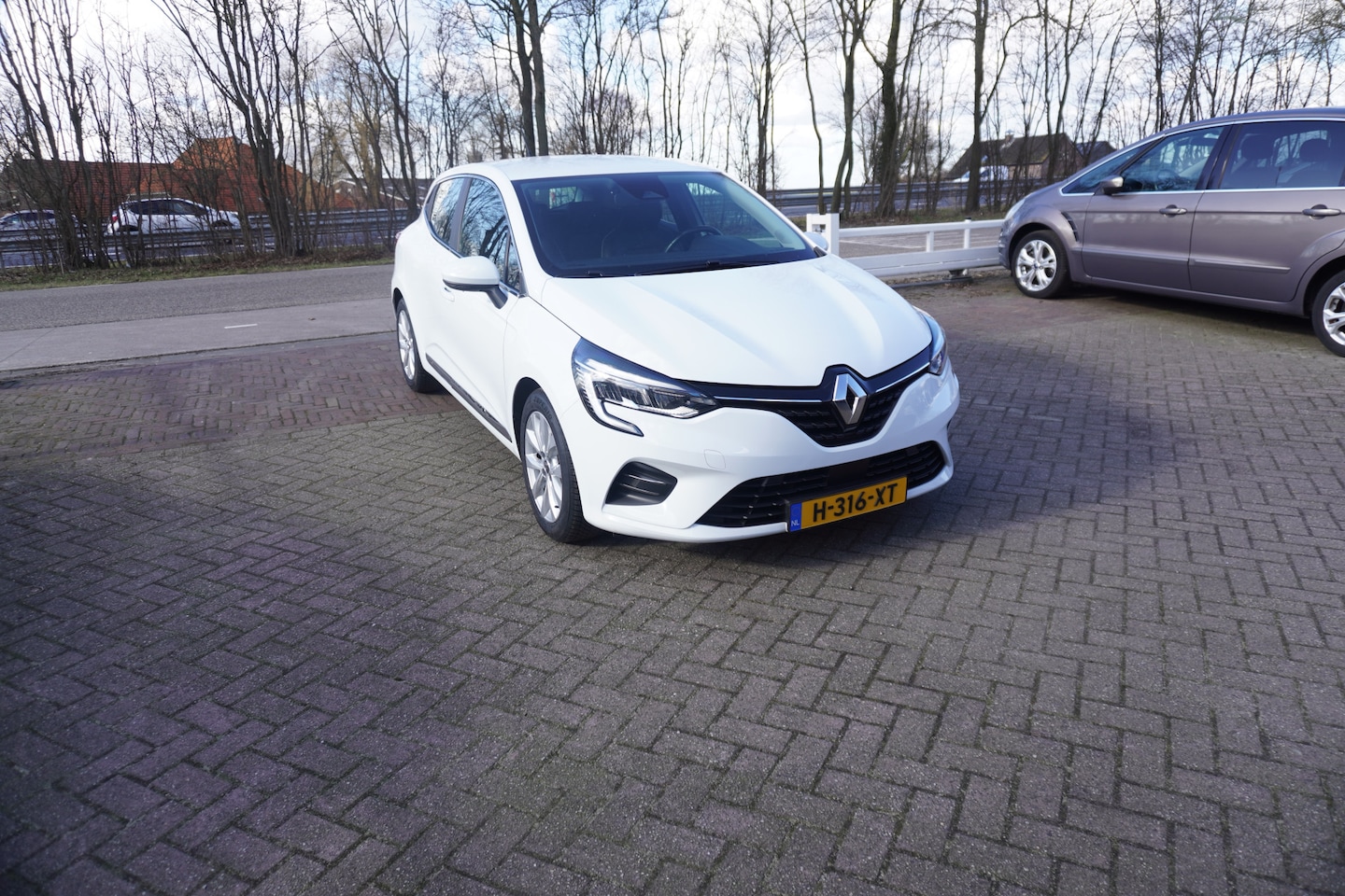 Renault Clio - 1.0 TCe Intens CARPLAY CRUISE LANE ASSIST CLIMA - AutoWereld.nl