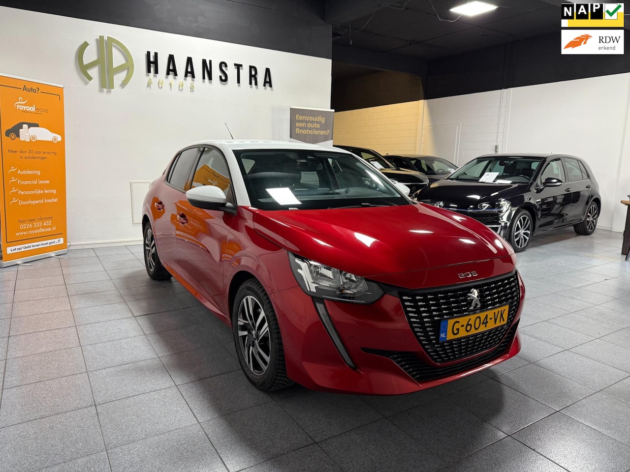 Peugeot 208 - 1.2 PureTech Blue Lease Allure Navi-Camera Apple-Carply NL Auto! - AutoWereld.nl