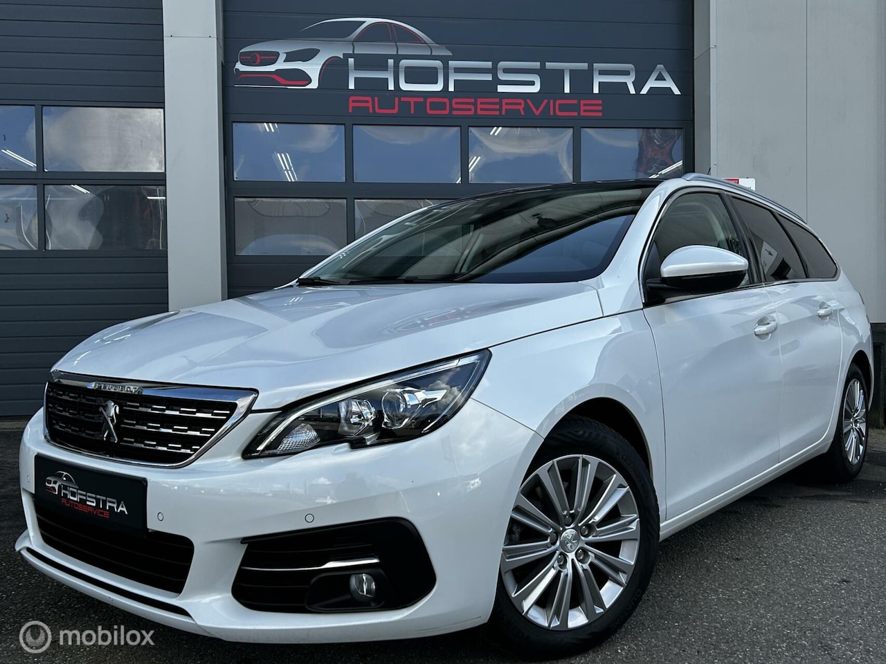 Peugeot 308 SW - 1.2 PureTech Allure Pano Navi DAB Nieuwe-Riem! - AutoWereld.nl