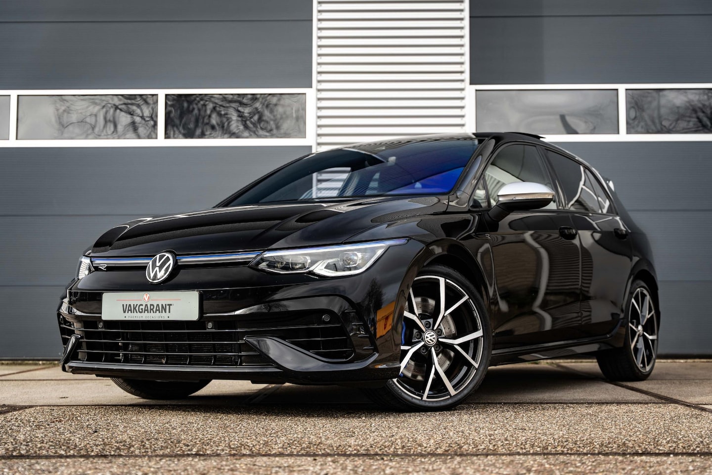 Volkswagen Golf - 2.0 TSI R 4Motion | Akrapovič | Sfeer | Panorama dak |Keyless |BTW - AutoWereld.nl