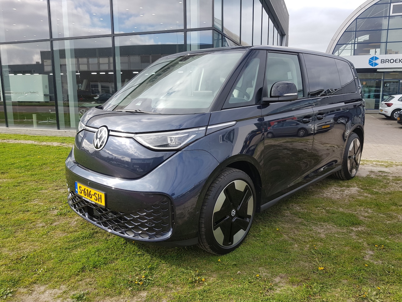 Volkswagen ID. Buzz - 1st Max 77kWh | Trekhaak | Matrix - LED verlichting | Elektrische achterklep | - AutoWereld.nl