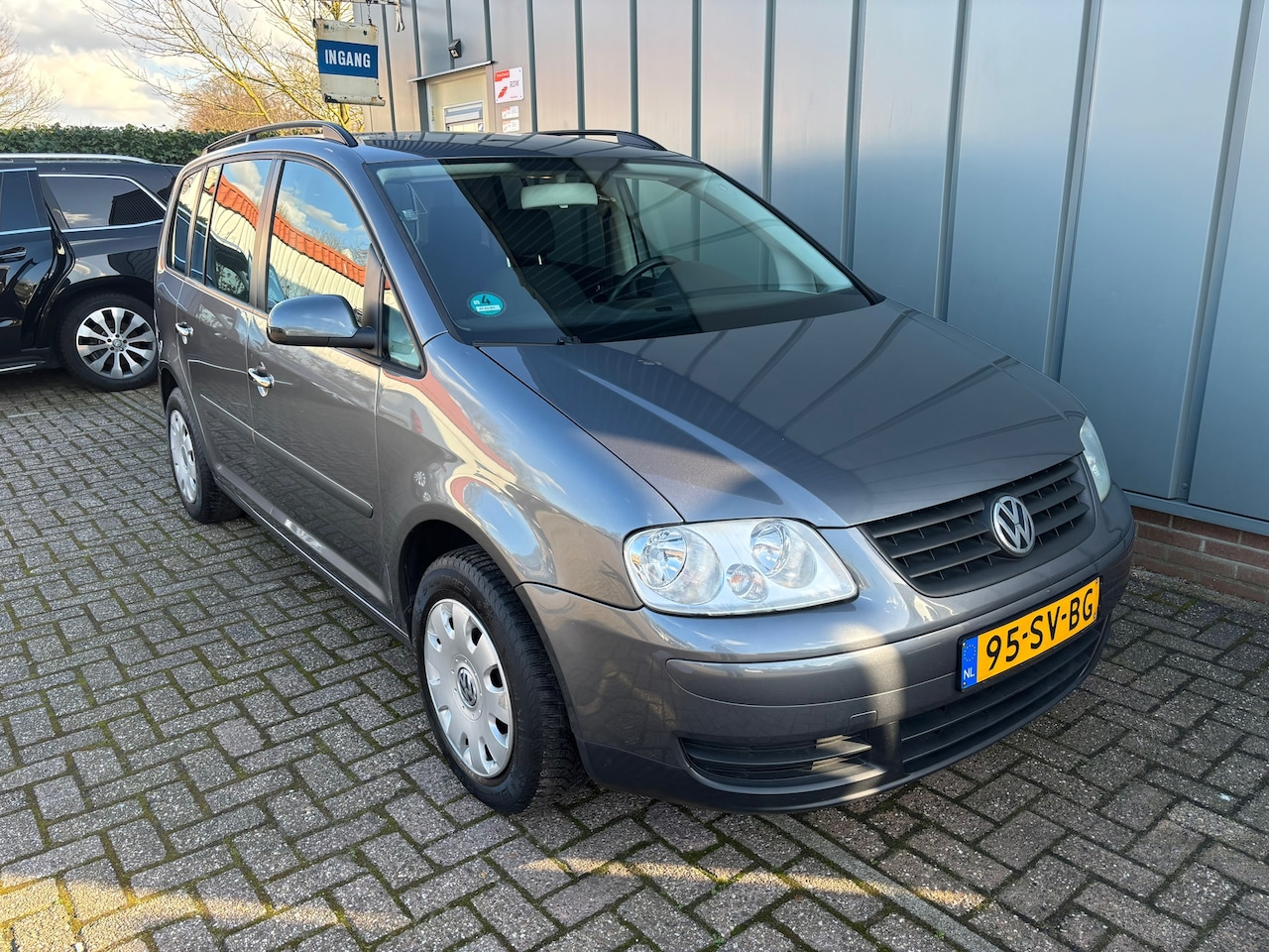 Volkswagen Touran - 1.6-16V FSI Business NAP//CLIMA//CRUISE//TREKHAAK//CV+AB - AutoWereld.nl