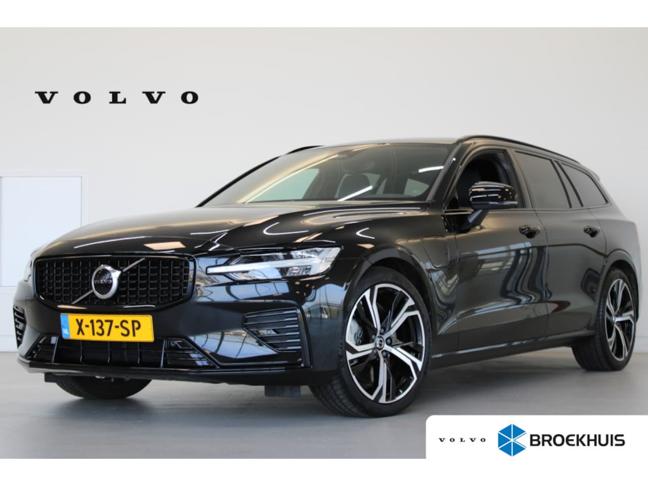 Volvo V60 - T6 350PK AWD Plus Dark | Contourstoelen | 19'' | Getint Glas | Achterb verw | Contourstoel - AutoWereld.nl