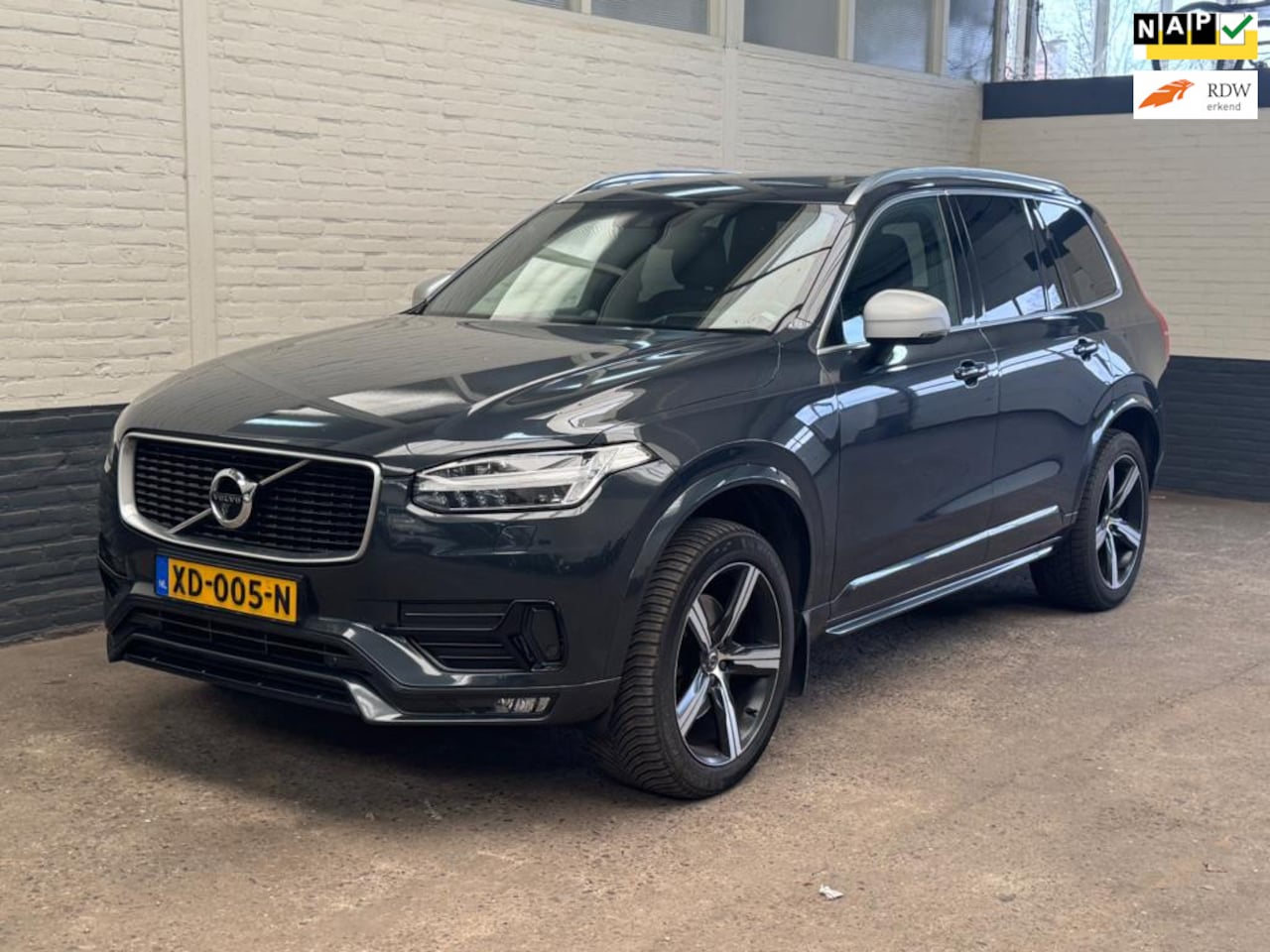 Volvo XC90 - 2.0 D5 AWD D5 R-Design Pano Leer HUD 360 camera - AutoWereld.nl