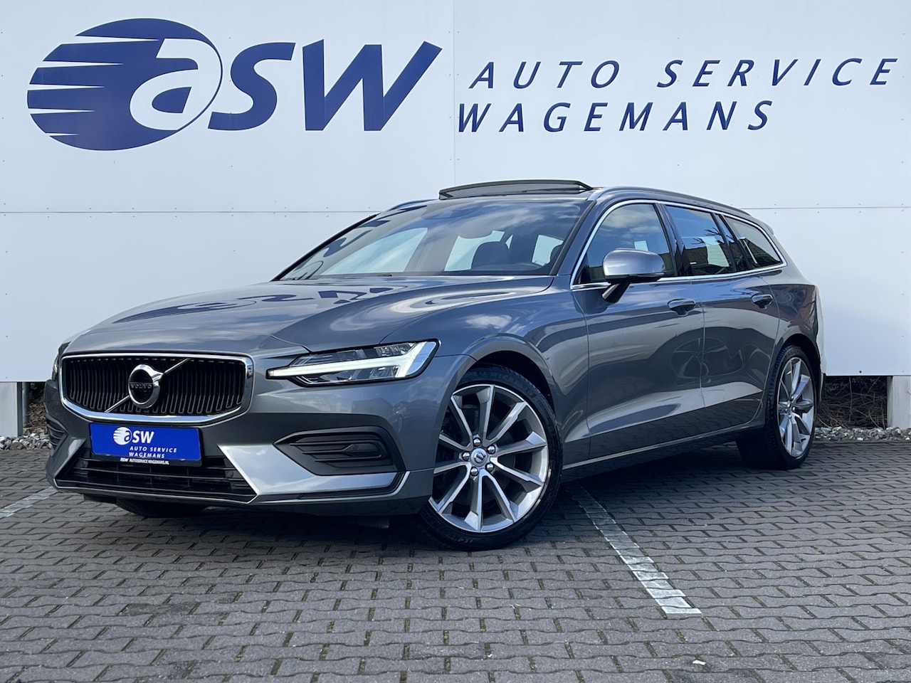 Volvo V60 - 2.0 T4 Momentum Pro | Pano | Trekhaak | Camera | CarPlay | LED | 19 inch - AutoWereld.nl